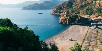 Ile trwa lot na Korsykę? Dowiedz się, ile się leci na Korsykę